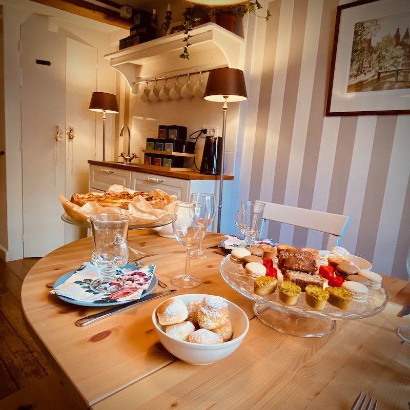 Huisgemaakte macarons Huisgemaakte macarons van hibiscus tijdens High Tea in het Kleinste Huis van Amsterdam
