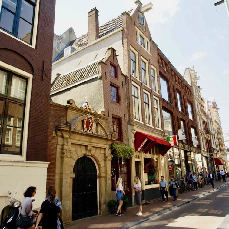 In front of the tea shop the smallest house in Amsterdam. View from the Oude Hoogstraat.