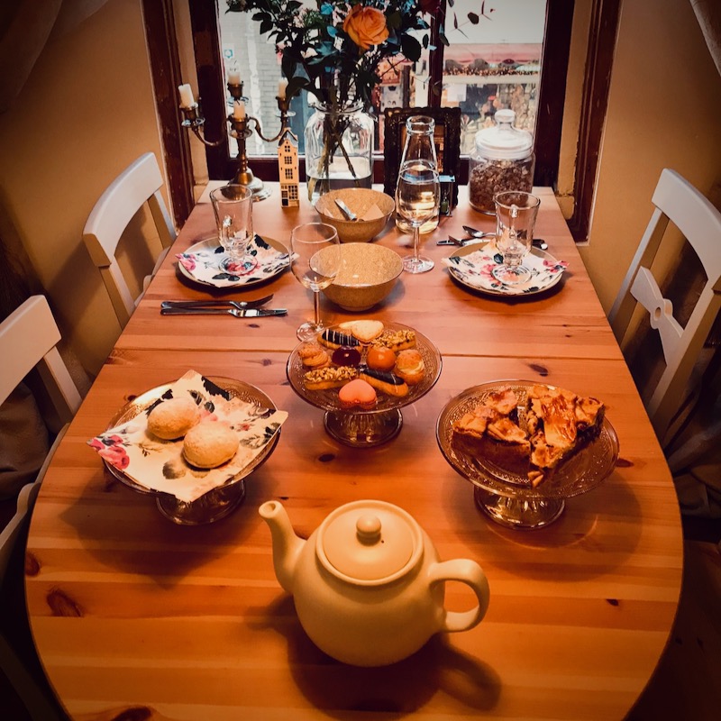 Tafel gedekt voor een high tea in het kleinste huis van amsterdam.